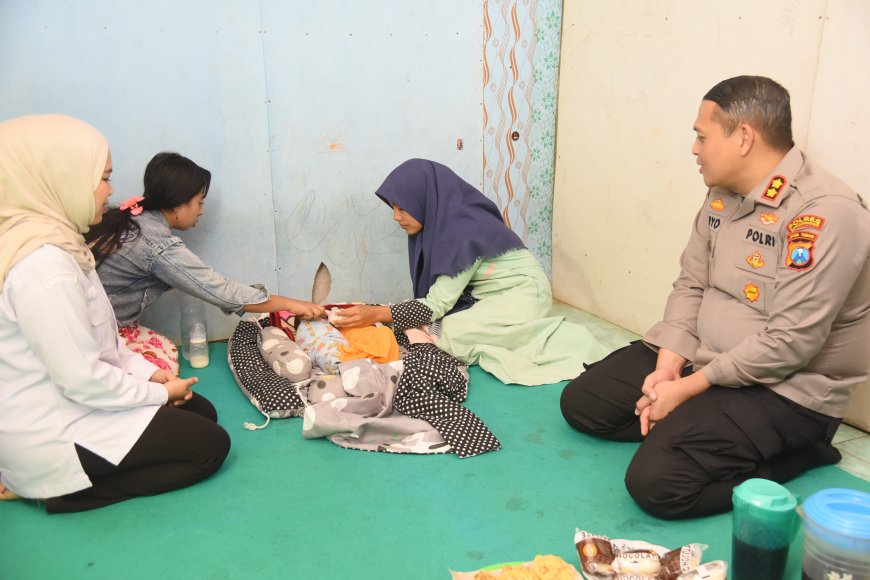 Wujud Kepedulian, Polres Bondowoso Dampingi Keluarga Bayi Kembar