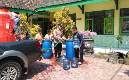 Patroli Gentong Polres Trenggalek Salurkan Air Bersih untuk Sekolah dan Tempat Ibadah